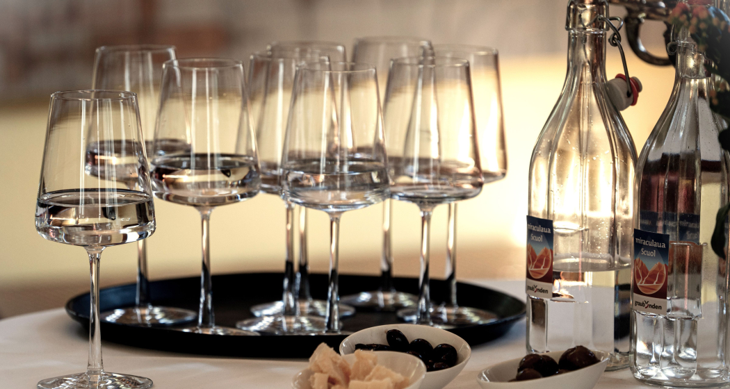 Mineralwasser-Degustation (gdl_854201033_image) Mineralwasser-Degustation (gdl_854201033_image)