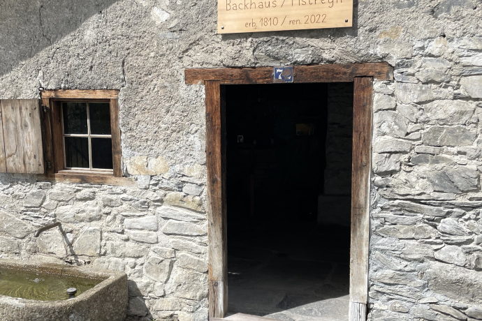 Holzofen Brot backen in Flims Dorf (gdl_772937941_image)