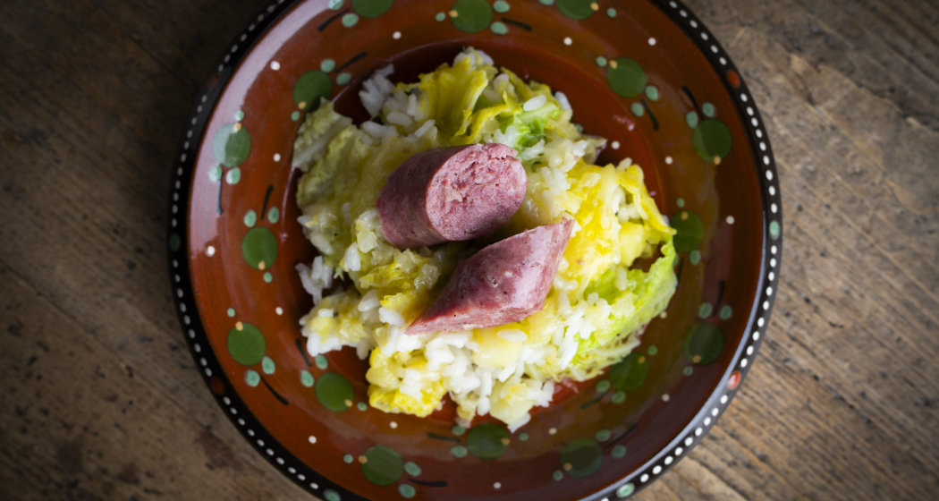 Reis mit Wirsing und Engadiner Würsten