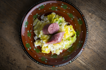 Reis mit Wirsing und Engadiner Würsten