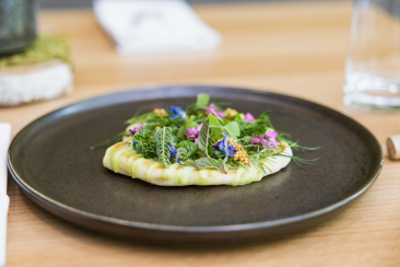 Maisfladen Brot mit Wildkräutern und Minze